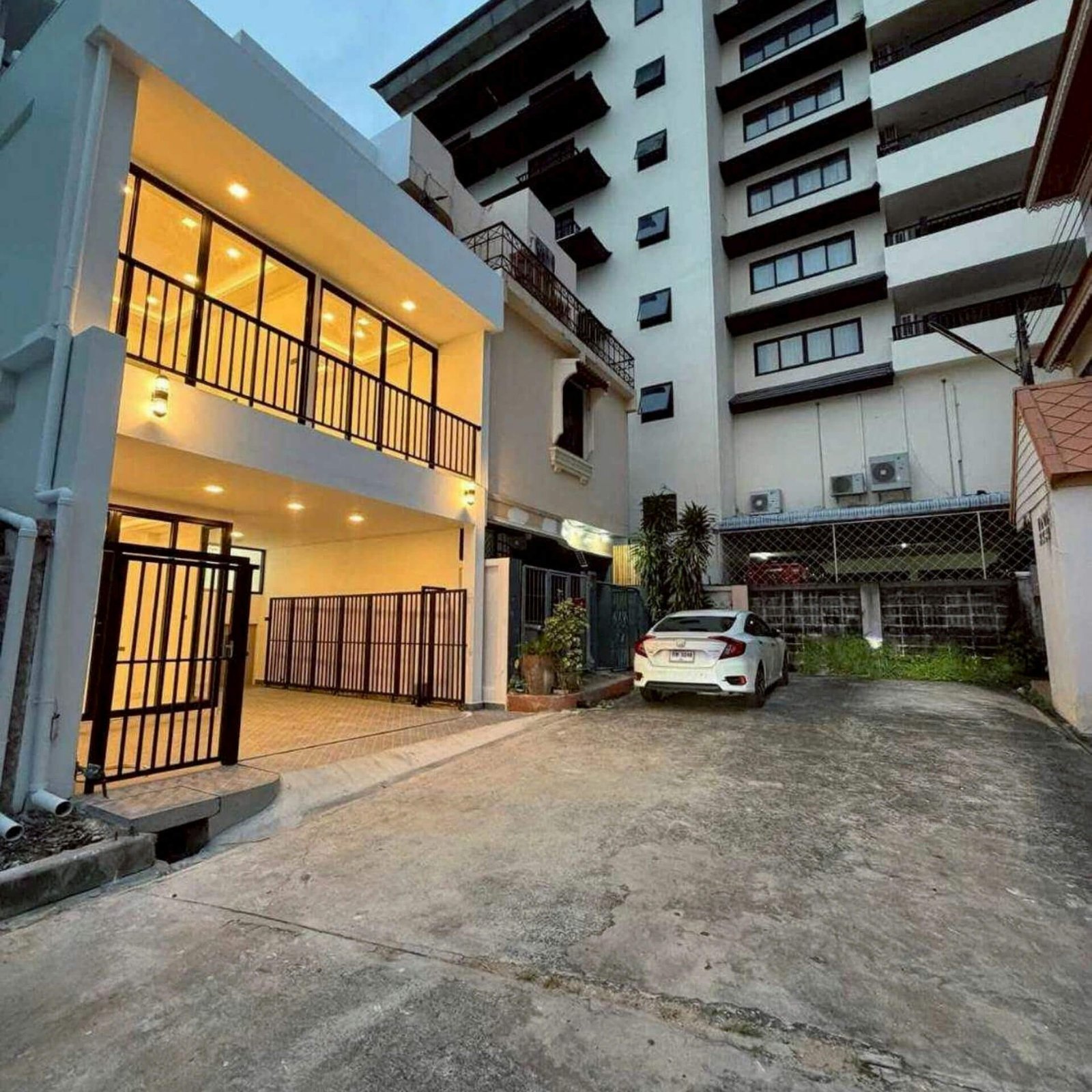 3-Storey TownHouse -SST2512121- select property pattay