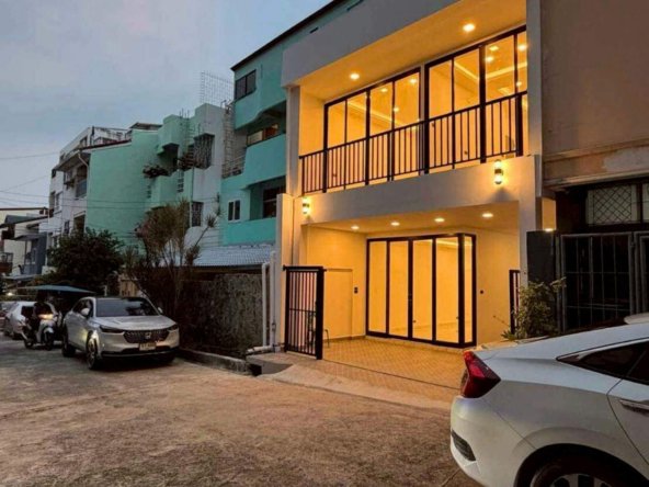 3-Storey TownHouse -SST2512121- select property pattay