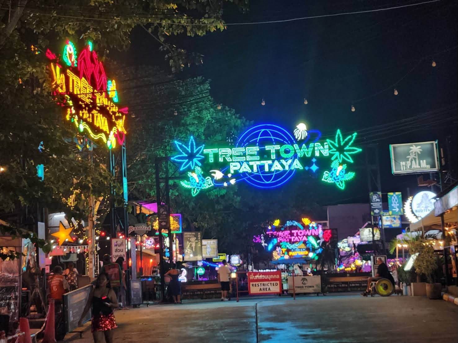 BFS260702 Bar Business for Sale Lease Transfer – Prime Location Near Tree Town Night Market, Pattaya