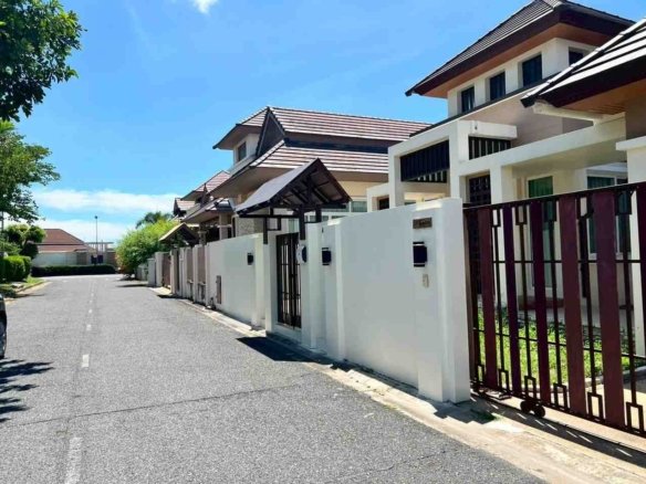 RS260706 Renovated 3-Bedroom House at Sirisa 16 Village Soi Siam Country Club