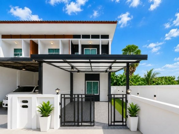 SCT260731 Modern Corner-Unit Townhome with Side Garden for Sale