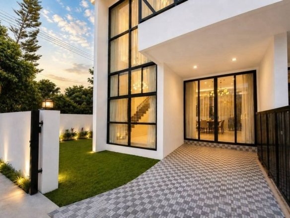 SCT260743 Modern 2-Story Corner Townhome near Maryvit School Pattaya - Naklua