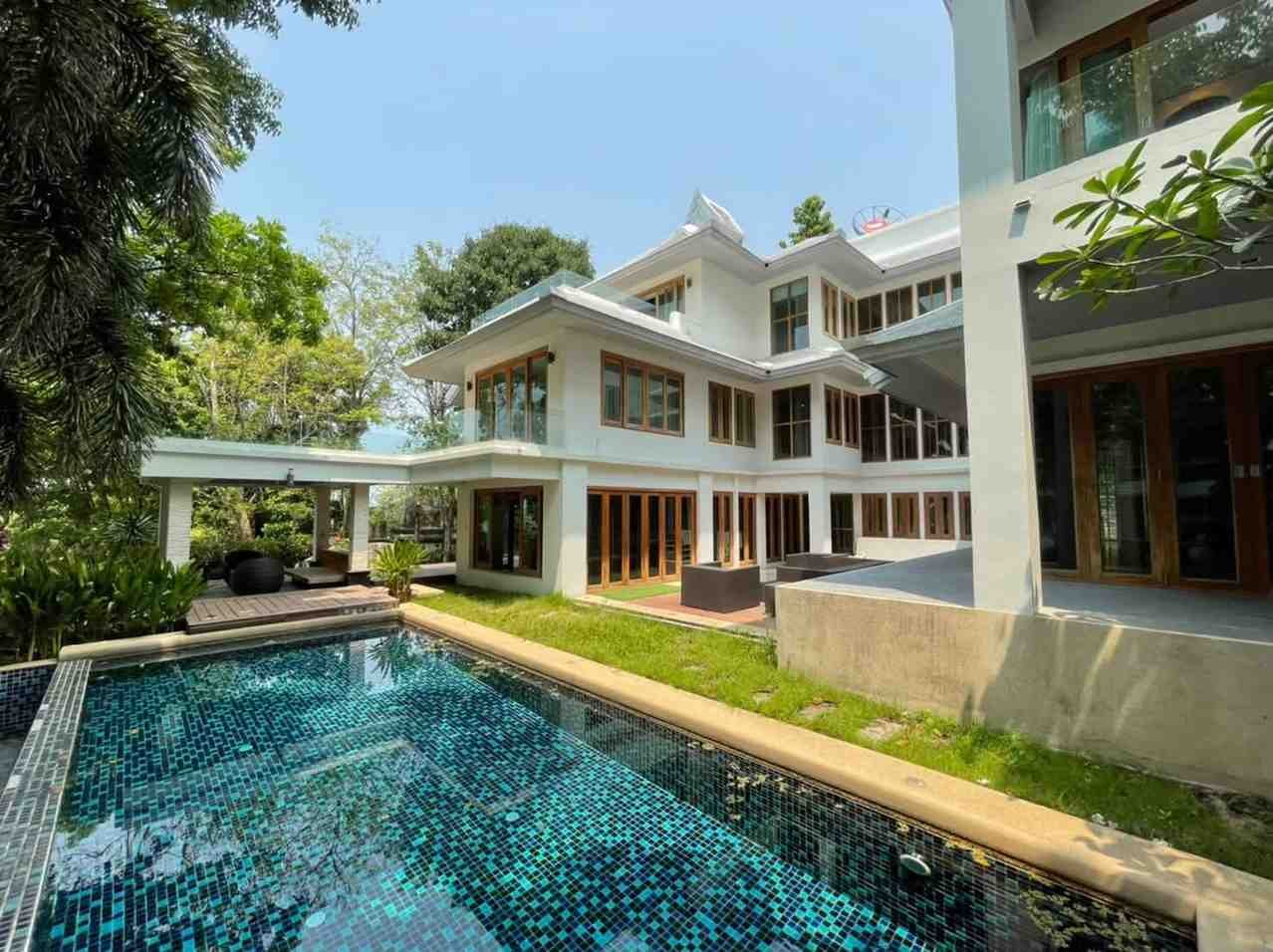 SRST260746 Exclusive Beachfront Luxury Villa on Wongamat Beach Next to Sanctuary of Truth