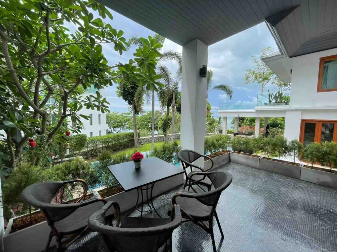 SRST260746 Exclusive Beachfront Luxury Villa on Wongamat Beach Next to Sanctuary of Truth