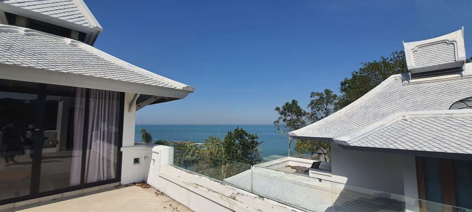 SRST260746 Exclusive Beachfront Luxury Villa on Wongamat Beach Next to Sanctuary of Truth