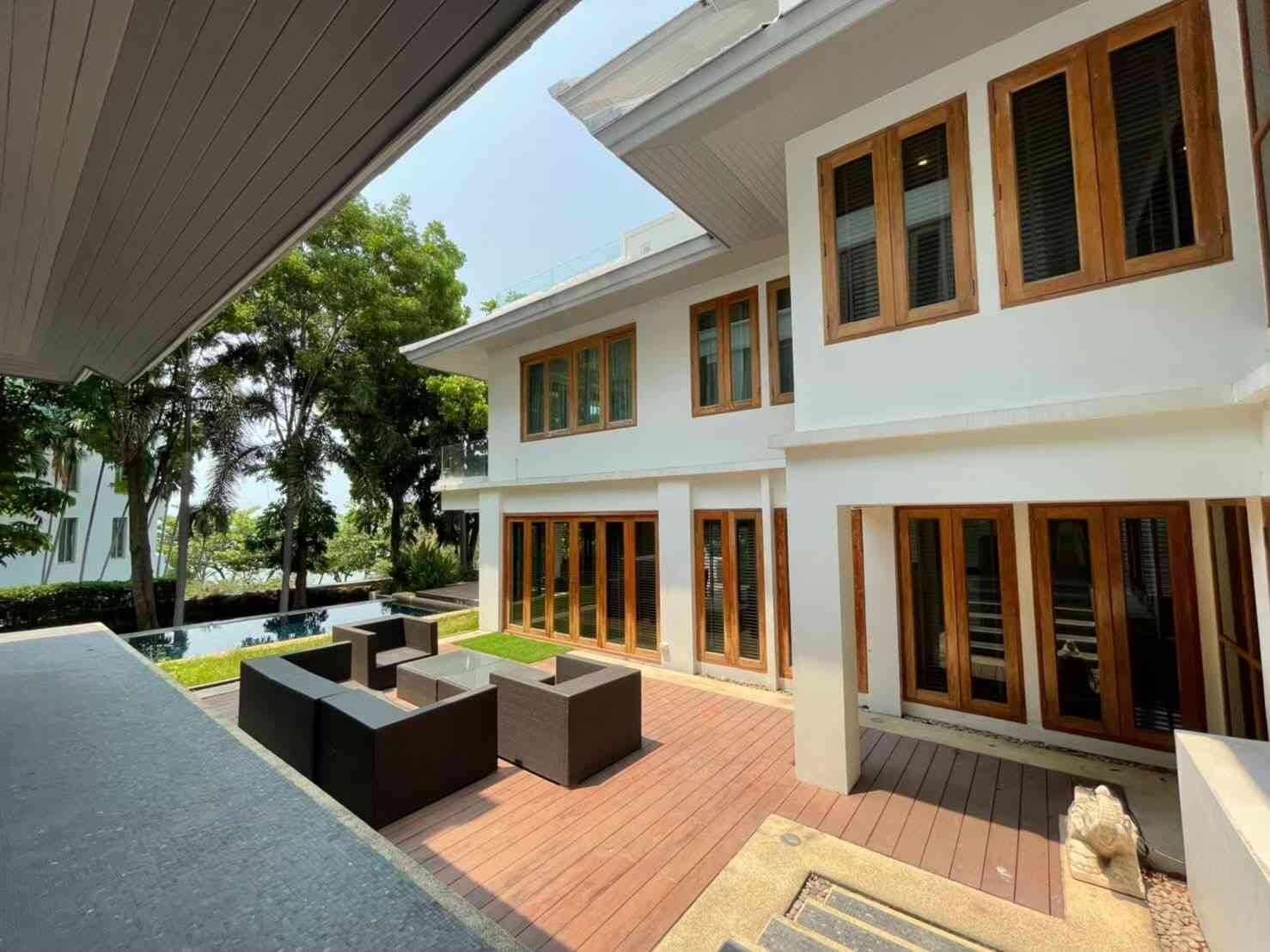 SRST260746 Exclusive Beachfront Luxury Villa on Wongamat Beach Next to Sanctuary of Truth