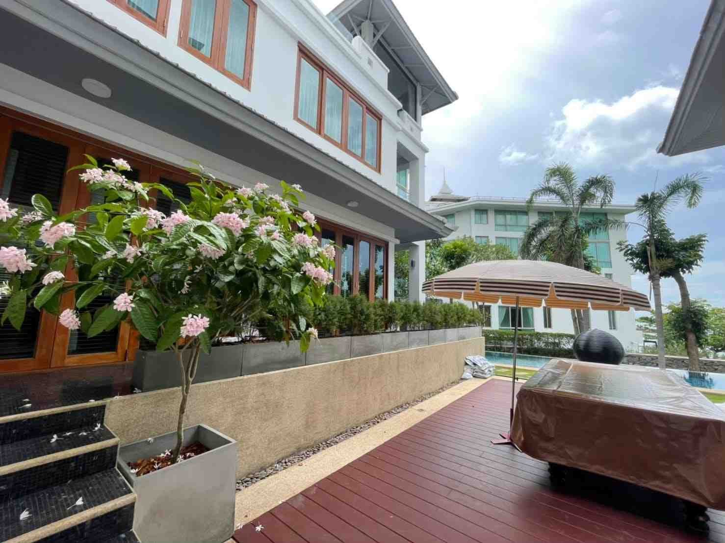 SRST260746 Exclusive Beachfront Luxury Villa on Wongamat Beach Next to Sanctuary of Truth