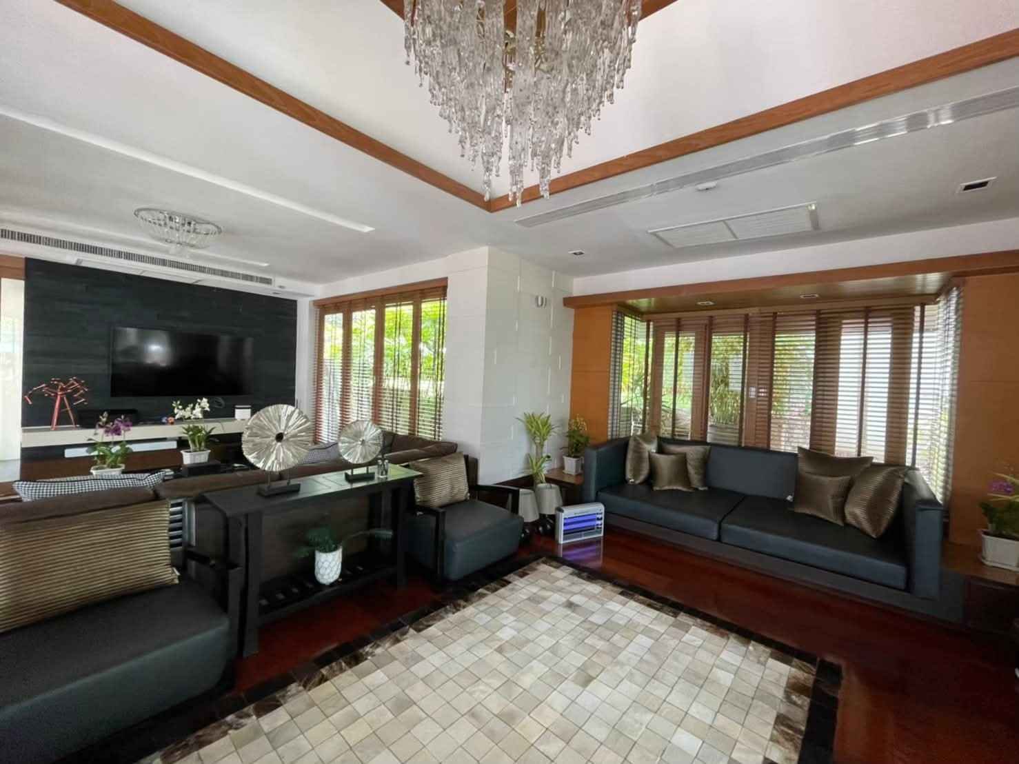 SRST260746 Exclusive Beachfront Luxury Villa on Wongamat Beach Next to Sanctuary of Truth