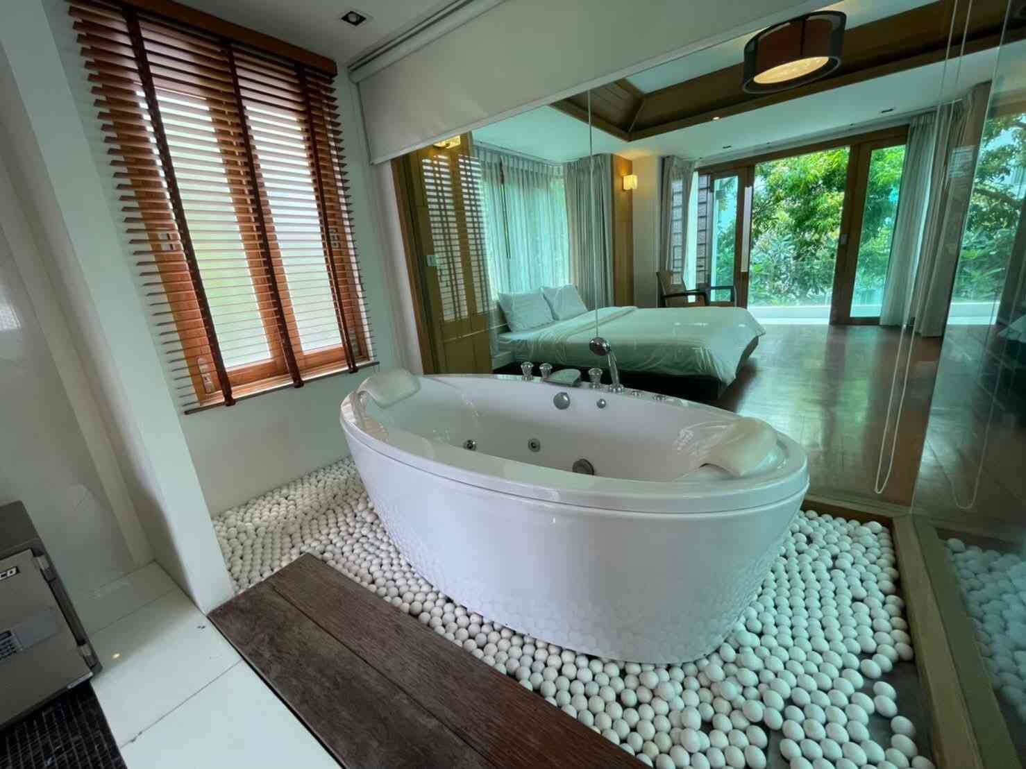 SRST260746 Exclusive Beachfront Luxury Villa on Wongamat Beach Next to Sanctuary of Truth