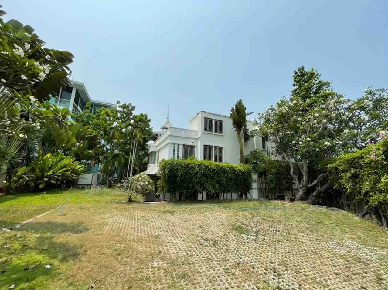SRST260746 Exclusive Beachfront Luxury Villa on Wongamat Beach Next to Sanctuary of Truth