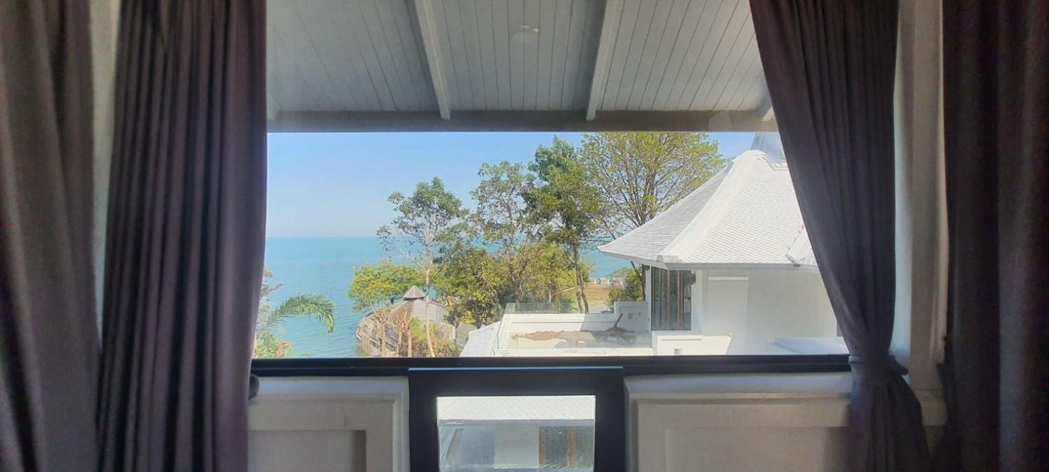 SRST260746 Exclusive Beachfront Luxury Villa on Wongamat Beach Next to Sanctuary of Truth