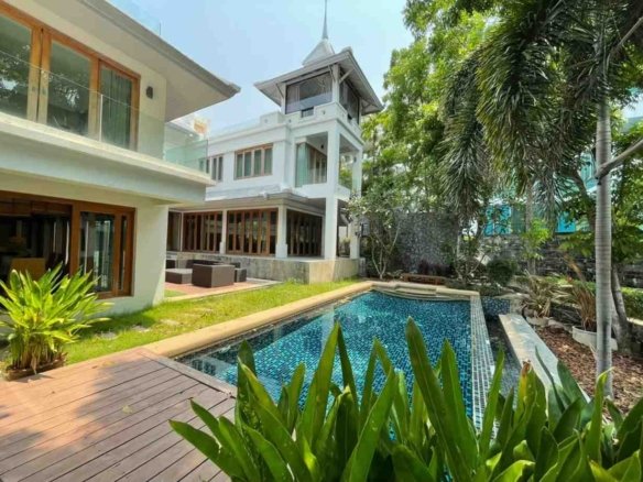 SRST260746 Exclusive Beachfront Luxury Villa on Wongamat Beach Next to Sanctuary of Truth