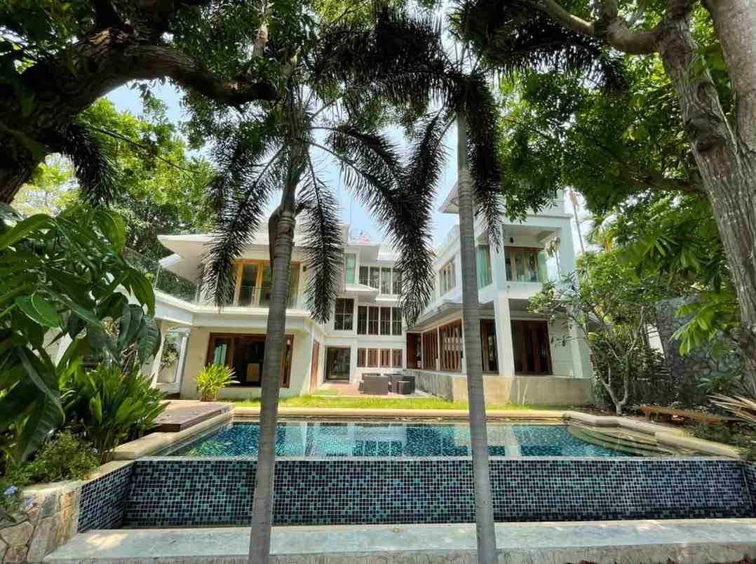 SRST260746 Exclusive Beachfront Luxury Villa on Wongamat Beach Next to Sanctuary of Truth