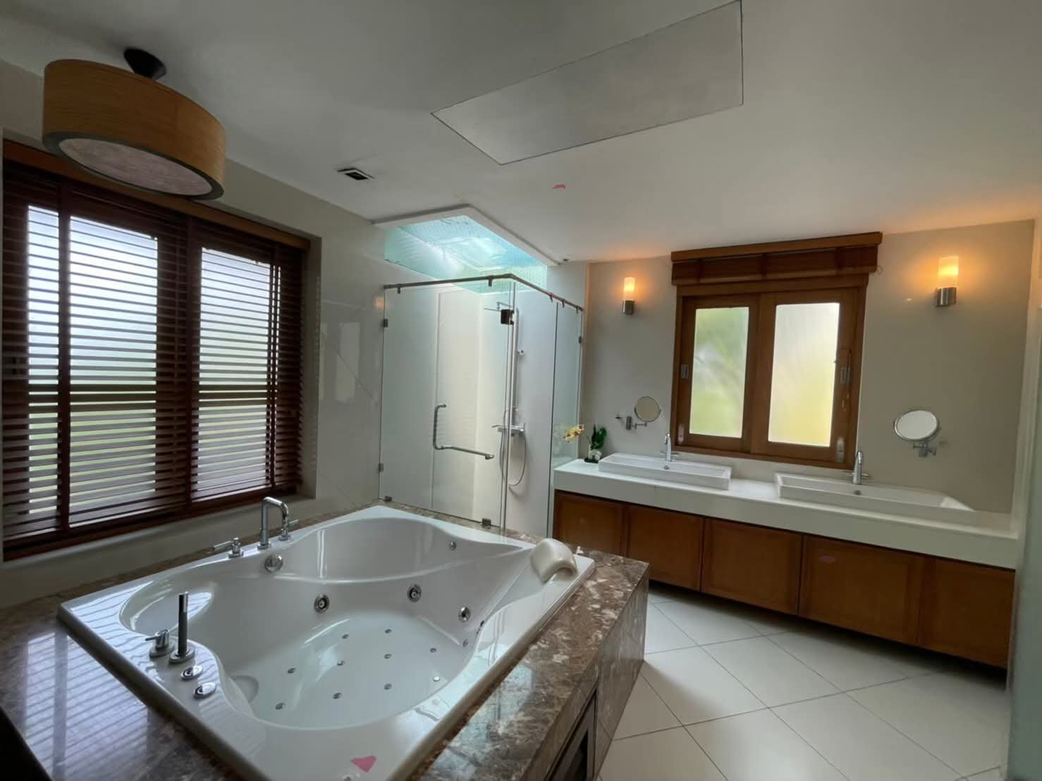 SRST260746 Exclusive Beachfront Luxury Villa on Wongamat Beach Next to Sanctuary of Truth