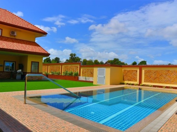 SST260727 4-Bedroom Pool Villa in Miami Villas near Mabprachan Lake, Pattaya