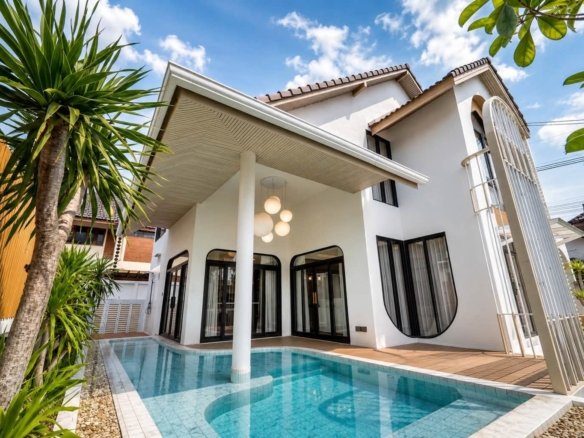 SST260730 Central Pattaya Pool Villa – Modern 3-Bedroom Single House near Sukhumvit