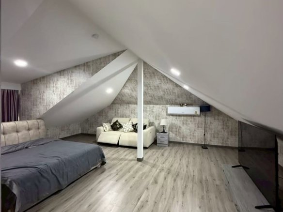 RS260805 Charming 3-Bedroom Single House with Attic for Rent Near Maprachan Lake