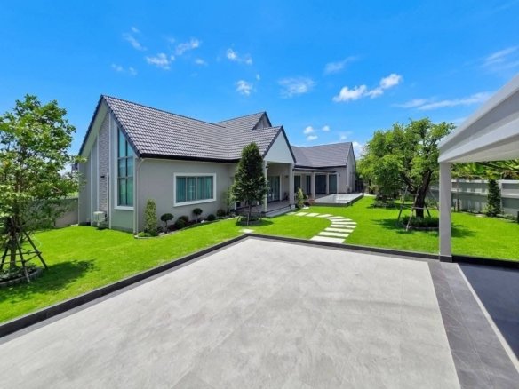SCT260808 Luxury Brand New 4-Bedroom Pool Villa - Soi Chaiyaphon Withi 22