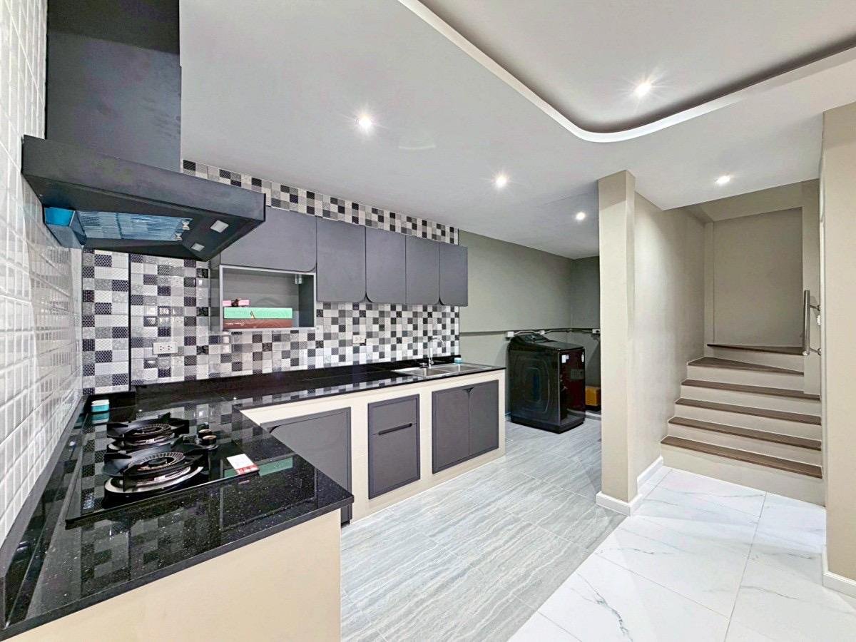 SCT260813 Fully Renovated 2-Storey Townhouse in Central Pattaya (3) SCT260813 Fully Renovated 2-Storey Townhouse in Central Pattaya