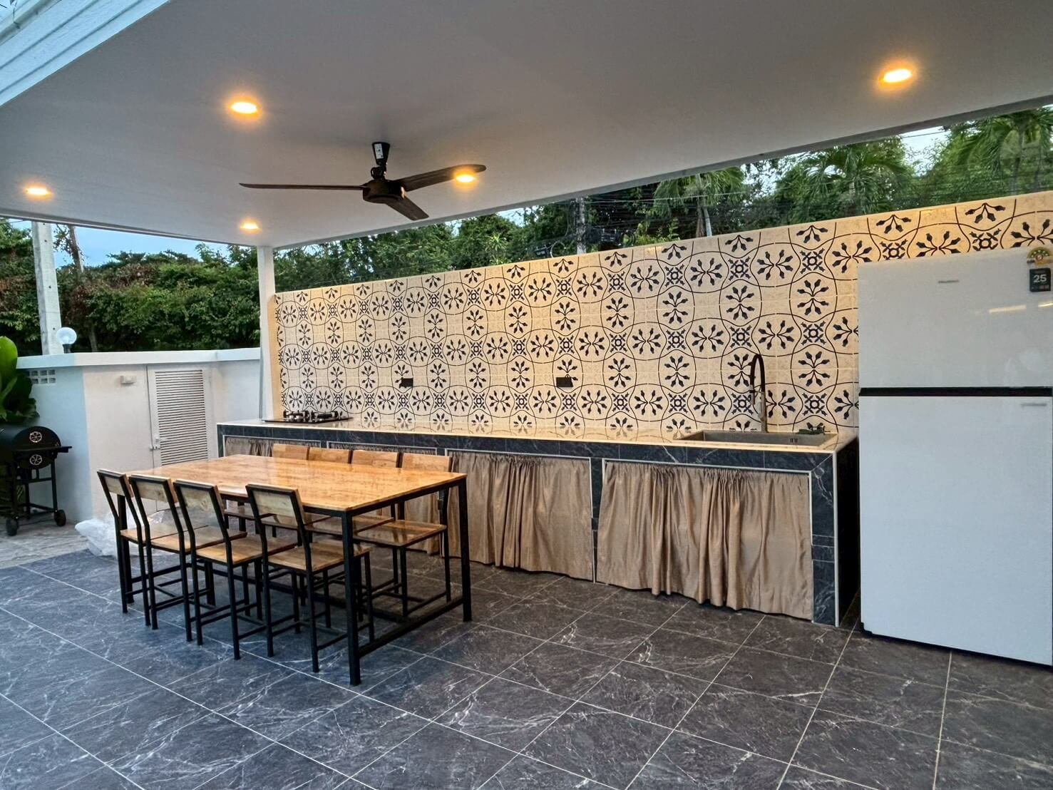 SST260902 T.W. Garden Hill Luxury 5-Bedroom Pool Villa Near Jomtien Beach